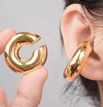 Load image into Gallery viewer, Solid ear cuff

